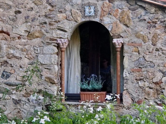 Castelnou - Fenêtre et ses belles pierres