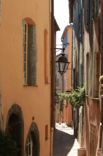 Rue typique dans le vieux St Tropez