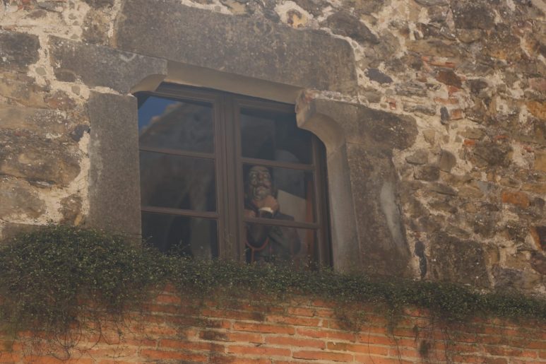 Pubol - Dali derrière une fenêtre